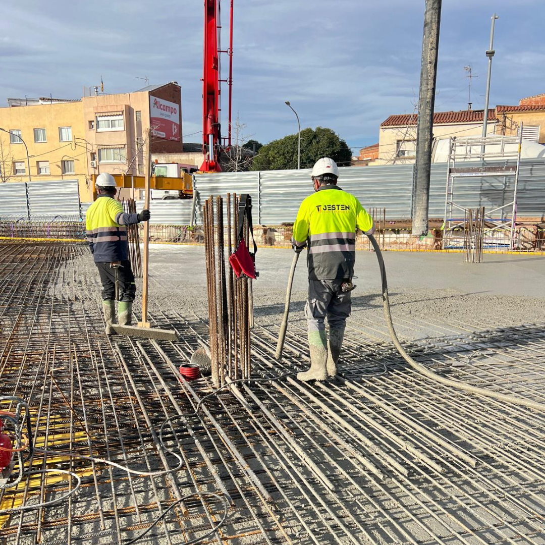 Equipa Jesten durante a betonagem de uma laje