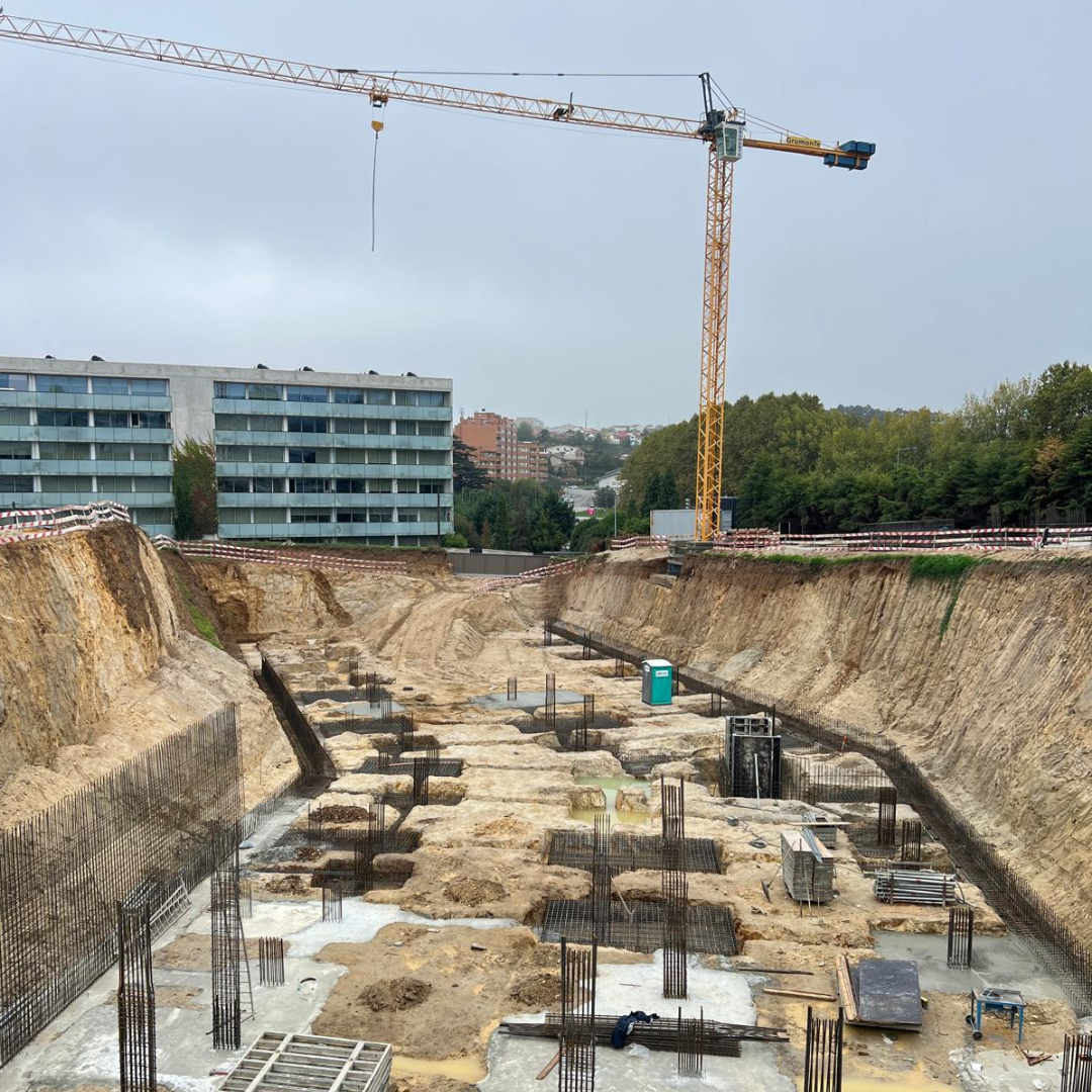 Escavação e fundações de uma obra com grua
