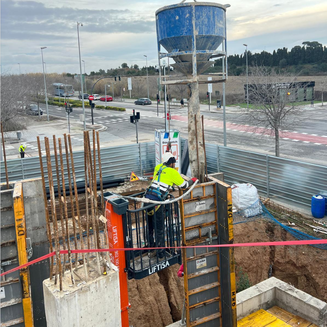 Betonagem de um pilar realizada pela equipa Jesten