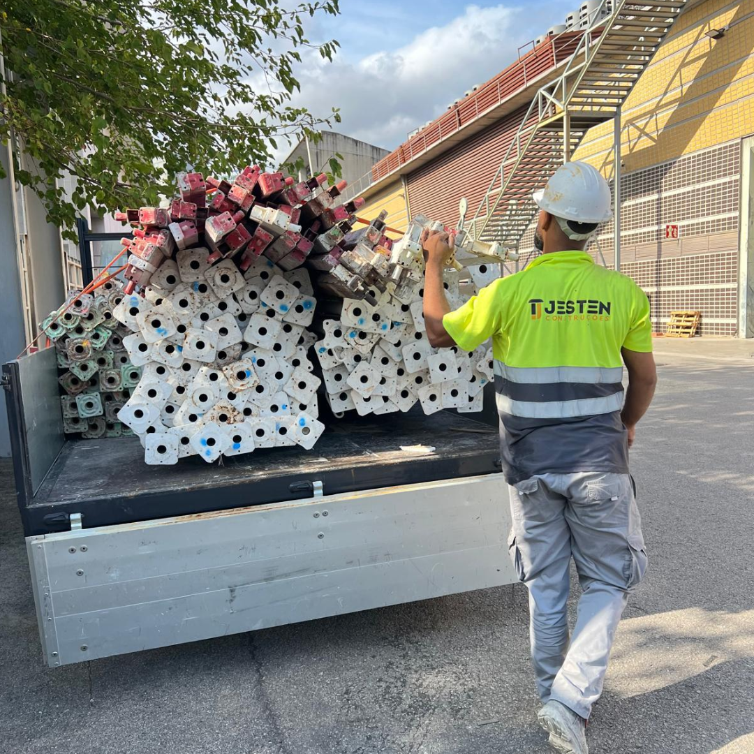 Profissional Jesten junto aos materiais de construção